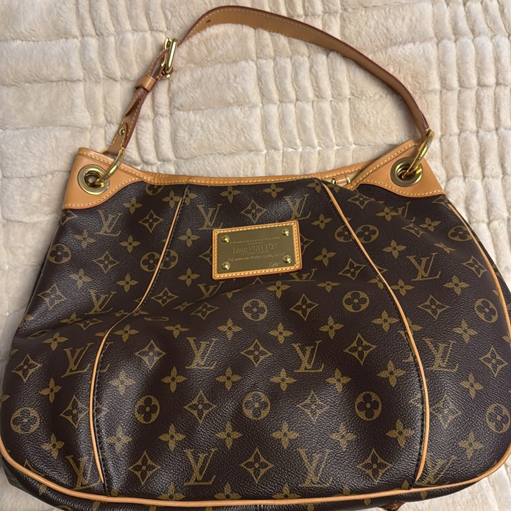 Louis Vuitton - Picture 5 of 10